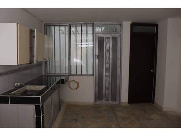 SE VENDE CASA DE 3 PISOS CON 2 VIVIENDAS INDEPENDIENTES EN SAMARIA