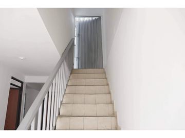 SE VENDE CASA DE 3 PISOS CON 2 VIVIENDAS INDEPENDIENTES EN SAMARIA
