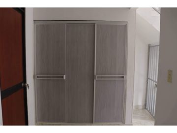 SE VENDE CASA DE 3 PISOS CON 2 VIVIENDAS INDEPENDIENTES EN SAMARIA