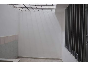 SE VENDE CASA DE 3 PISOS CON 2 VIVIENDAS INDEPENDIENTES EN SAMARIA