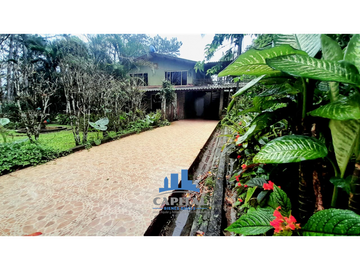 SE VENDE CASA, 4 CABAÑAS Y 1 APARTAMENTO EN CERRO AZUL