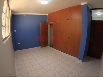🌟 ¡Oportunidad Única en Sullana! 🏡

¿Buscas una espaciosa y confortable casa para hacerla tu hogar? ¡No busques más! Presentamos una encantadora pro