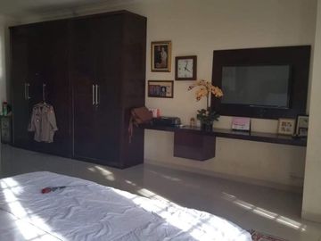 Rumah besar dan parkiran Luas satu satunya di Bintara Bekasi