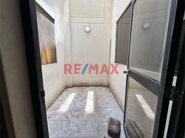 📍 Ubicación: Calle Pimentel 124, Santa Victoria
📐 Área Total: 122.40 m²

Características del Departamento:
🛏️ 3 Habitaciones amplias con closets,