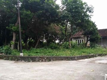 Tanah pekarangan hook cukup luas dekat Candi Prambanan