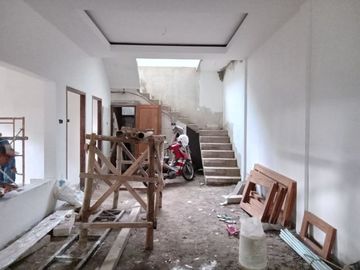 RUMAH BARU 2 LT MASA KINI YANG NYAMAN DAN STRATEGIS DI KRAJAN