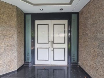 RUMAH at Jl PERMATA HIJAU, KEBAYORAN LAMA (LUAS dan MEGAH)