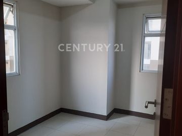 Pluit Sea View Apartment 2BR Low Floor Pool And Sea View