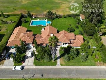Exclusiva parcela con 2 casas con piscina y seguridad 24/7