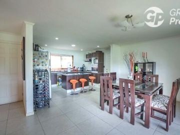 Exclusiva parcela con 2 casas con piscina y seguridad 24/7