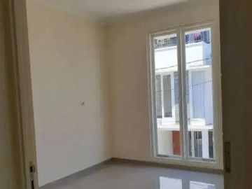 DIJUAL MURAH RUMAH 2 LANTAI KAMAR 4 AKORDION 10 MENIT KE AREA SOEKARNO HATTA KOTA MALANG
