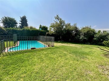 Casa en venta de 4 dorm. en Las Condes