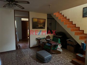 Amplia casa muy confortable, bien distribuida en sus tres niveles, con buena cimentación para proyectar pisos superiores, agradable ubicación frente a