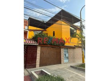 Amplia casa muy confortable, bien distribuida en sus tres niveles, con buena cimentación para proyectar pisos superiores, agradable ubicación frente a