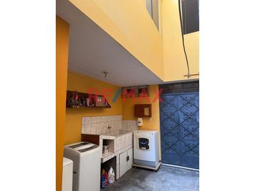 Amplia casa muy confortable, bien distribuida en sus tres niveles, con buena cimentación para proyectar pisos superiores, agradable ubicación frente a