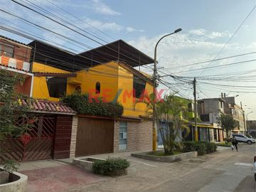 Amplia casa muy confortable, bien distribuida en sus tres niveles, con buena cimentación para proyectar pisos superiores, agradable ubicación frente a