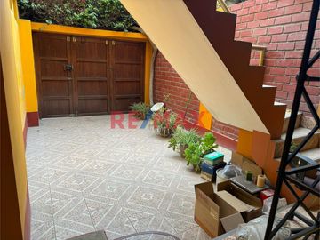 Amplia casa muy confortable, bien distribuida en sus tres niveles, con buena cimentación para proyectar pisos superiores, agradable ubicación frente a