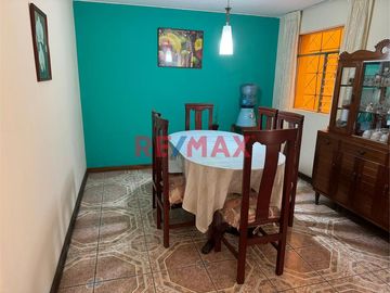 Amplia casa muy confortable, bien distribuida en sus tres niveles, con buena cimentación para proyectar pisos superiores, agradable ubicación frente a