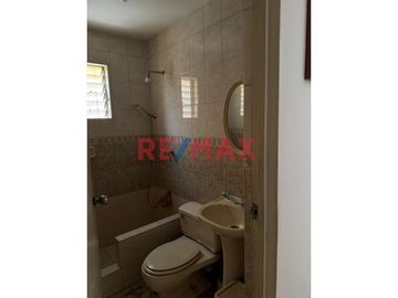Amplia casa muy confortable, bien distribuida en sus tres niveles, con buena cimentación para proyectar pisos superiores, agradable ubicación frente a