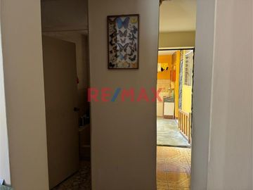 Amplia casa muy confortable, bien distribuida en sus tres niveles, con buena cimentación para proyectar pisos superiores, agradable ubicación frente a