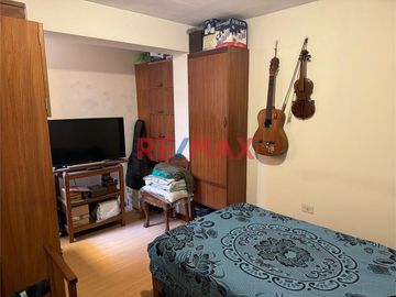 Amplia casa muy confortable, bien distribuida en sus tres niveles, con buena cimentación para proyectar pisos superiores, agradable ubicación frente a