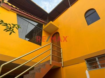 Amplia casa muy confortable, bien distribuida en sus tres niveles, con buena cimentación para proyectar pisos superiores, agradable ubicación frente a
