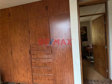 Amplia casa muy confortable, bien distribuida en sus tres niveles, con buena cimentación para proyectar pisos superiores, agradable ubicación frente a