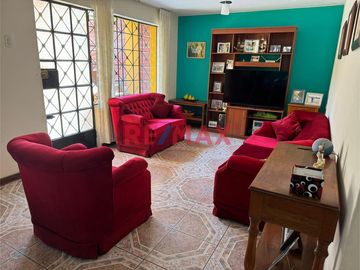 Amplia casa muy confortable, bien distribuida en sus tres niveles, con buena cimentación para proyectar pisos superiores, agradable ubicación frente a