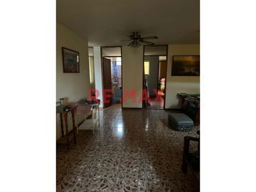 Amplia casa muy confortable, bien distribuida en sus tres niveles, con buena cimentación para proyectar pisos superiores, agradable ubicación frente a