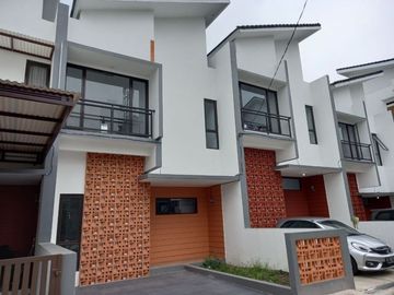 Hunian Exclusive Strategis 2 lantai 750 meter ke Sarana Olah Raga Arcamanik Harga 700 juta-an MURAH !!