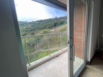 apartamento en venta en cristales. Cod V11515