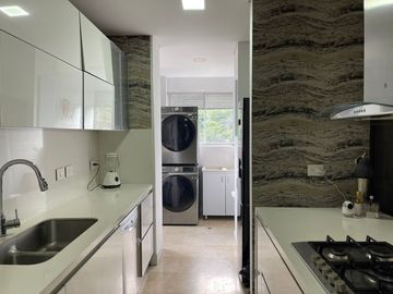 apartamento en venta en cristales. Cod V11515