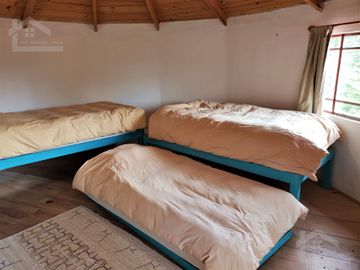 BELLA CASA CON TERRAZA ABIERTA, VISTA AL PUEBLO Y COLINDA CON EL BOSQUE