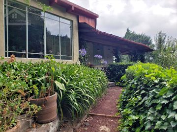 BELLA CASA CON TERRAZA ABIERTA, VISTA AL PUEBLO Y COLINDA CON EL BOSQUE