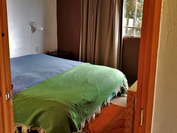 BELLA CASA CON TERRAZA ABIERTA, VISTA AL PUEBLO Y COLINDA CON EL BOSQUE