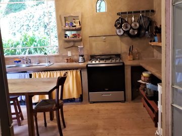 BELLA CASA CON TERRAZA ABIERTA, VISTA AL PUEBLO Y COLINDA CON EL BOSQUE