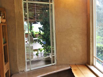 BELLA CASA CON TERRAZA ABIERTA, VISTA AL PUEBLO Y COLINDA CON EL BOSQUE