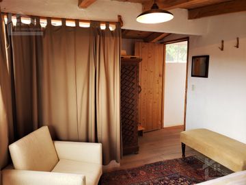BELLA CASA CON TERRAZA ABIERTA, VISTA AL PUEBLO Y COLINDA CON EL BOSQUE