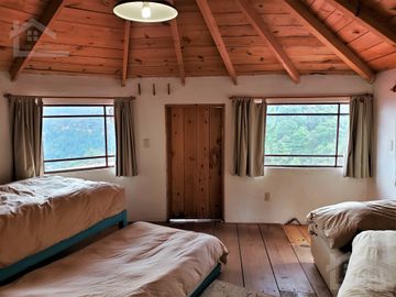 BELLA CASA CON TERRAZA ABIERTA, VISTA AL PUEBLO Y COLINDA CON EL BOSQUE