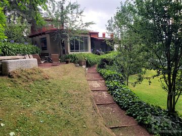 BELLA CASA CON TERRAZA ABIERTA, VISTA AL PUEBLO Y COLINDA CON EL BOSQUE