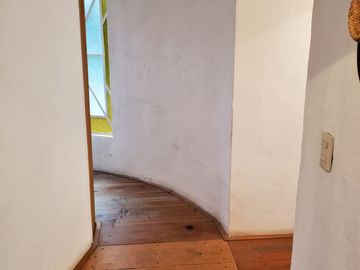 BELLA CASA CON TERRAZA ABIERTA, VISTA AL PUEBLO Y COLINDA CON EL BOSQUE