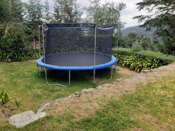 BELLA CASA CON TERRAZA ABIERTA, VISTA AL PUEBLO Y COLINDA CON EL BOSQUE