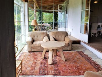 BELLA CASA CON TERRAZA ABIERTA, VISTA AL PUEBLO Y COLINDA CON EL BOSQUE
