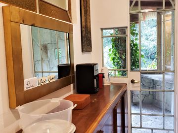 BELLA CASA CON TERRAZA ABIERTA, VISTA AL PUEBLO Y COLINDA CON EL BOSQUE