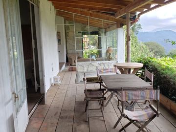 BELLA CASA CON TERRAZA ABIERTA, VISTA AL PUEBLO Y COLINDA CON EL BOSQUE