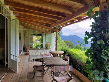 BELLA CASA CON TERRAZA ABIERTA, VISTA AL PUEBLO Y COLINDA CON EL BOSQUE