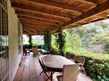 BELLA CASA CON TERRAZA ABIERTA, VISTA AL PUEBLO Y COLINDA CON EL BOSQUE