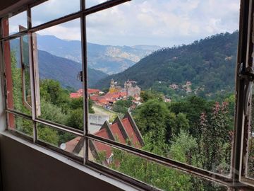 BELLA CASA CON TERRAZA ABIERTA, VISTA AL PUEBLO Y COLINDA CON EL BOSQUE