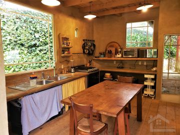 BELLA CASA CON TERRAZA ABIERTA, VISTA AL PUEBLO Y COLINDA CON EL BOSQUE