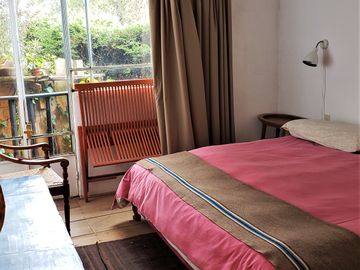 BELLA CASA CON TERRAZA ABIERTA, VISTA AL PUEBLO Y COLINDA CON EL BOSQUE